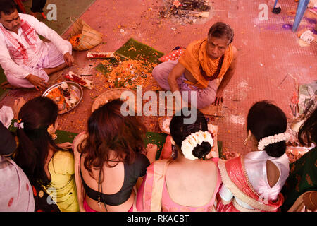 Assam, India. 10 feb 2019. I devoti prende la benedizione di un sacerdote durante la Saraswati Puja a Handique ragazze College di Guwahati, Assam Domenica, 10 feb. 2019. Vasant Panchami giorno è dedicato a Saraswati, la dea della conoscenza, musica, arte, scienza e tecnologia. Dea Saraswati è adorato su Vasant Panchami giorno. Foto: DAVID TALUKDAR. Credito: David Talukdar/Alamy Live News Foto Stock