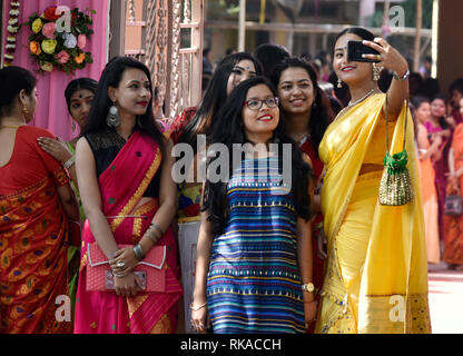 Assam, India. 10 feb 2019. Gli studenti indiani usura tradizionale tenendo selfie durante la Saraswati Puja a Handique ragazze College di Guwahati, Assam Domenica, 10 feb. 2019. Vasant Panchami giorno è dedicato a Saraswati, la dea della conoscenza, musica, arte, scienza e tecnologia. Dea Saraswati è adorato su Vasant Panchami giorno. Foto: DAVID TALUKDAR. Credito: David Talukdar/Alamy Live News Foto Stock