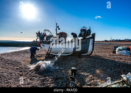 Hastings pescatori al lavoro preparando le reti in East Sussex, Inghilterra Foto Stock