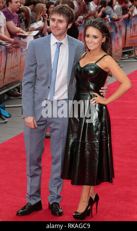 James Buckley e moglie Clair Meeke arrivano al Inbetweeners 2 Premiere Mondiale, Vue West End, Leicester Square Foto Stock