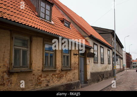 Architettura in legno. Liepaja è un ottimo posto per vedere in legno antico edifici residenziali dal XVII, XVIII e XIX secolo di solito condito con un rosso Foto Stock