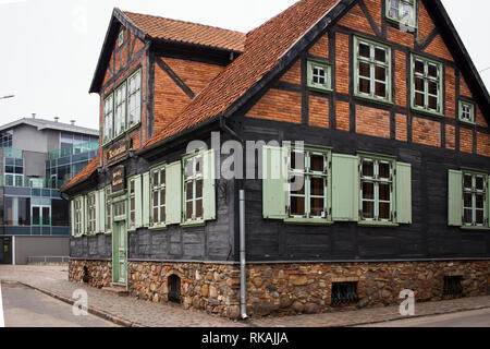 LIEPAJA, Lettonia - Marzo 2017: architettura in legno. Liepaja è un ottimo posto per vedere in legno antico edifici residenziali dal XVII, XVIII e XIX sec. Foto Stock