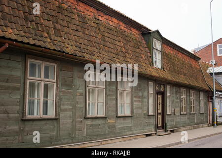 Architettura in legno. Liepaja è un ottimo posto per vedere in legno antico edifici residenziali dal XVII, XVIII e XIX secolo di solito condito con un rosso Foto Stock