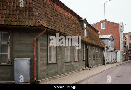 Architettura in legno. Liepaja è un ottimo posto per vedere in legno antico edifici residenziali dal XVII, XVIII e XIX secolo di solito condito con un rosso Foto Stock