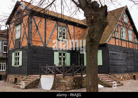 Architettura in legno. Liepaja è un ottimo posto per vedere in legno antico edifici residenziali dal XVII, XVIII e XIX secolo di solito condito con un rosso Foto Stock