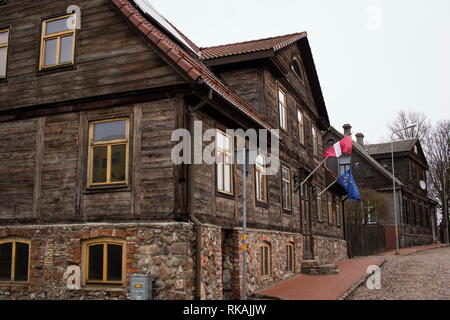 Architettura in legno. Liepaja è un ottimo posto per vedere in legno antico edifici residenziali dal XVII, XVIII e XIX secolo di solito condito con un rosso Foto Stock