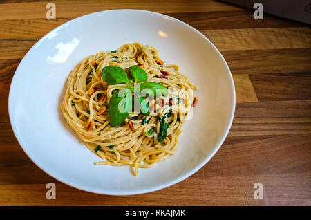 Close up self made vegane spaghetti con i dadi, spinaci Foto Stock