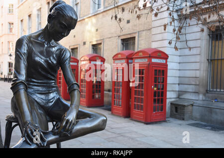 Giovane ballerino statua da Enzo Plazzotta,ampia corte,Covent Garden,London.UK Foto Stock