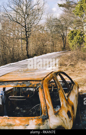 Bruciata auto dal lato della strada ghiacciata, Svezia e Scandinavia Foto Stock