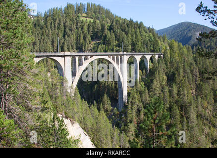 Wiesener famoso viadotto sulla linea ferroviaria Davos - Filisur nelle alpi svizzere Foto Stock