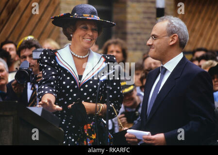 La regina Beatrice dei Paesi Bassi svela il Seven Dials monumento, Covent Garden di Londra. In Inghilterra. Il 29 giugno 1989 Foto Stock