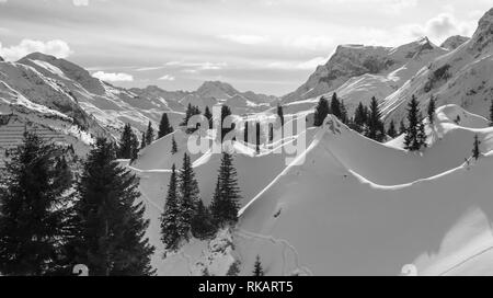 In bianco e nero sulle Alpi bellissimo paesaggio di montagna Foto Stock