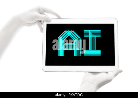 Uomo bionico di mani che tengono il dispositivo elettronico su sfondo bianco. Intelligenza artificiale futuristico concetto Foto Stock