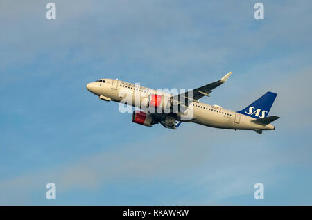 Scandinavian Airlines Irlanda Airbus A320neo, SE-DOZ denominato Jarngerd Viking decolla dall'aeroporto di Manchester Foto Stock