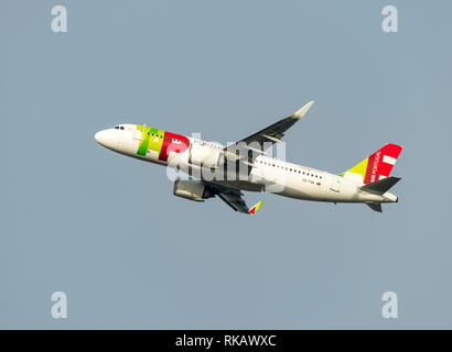 TAP Air Portugal, Airbus A320-251N, C5-TVA lancia dall'aeroporto di Manchester Foto Stock