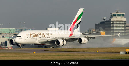 A380 Emirates A6-fes atterra sulla pista dell'aeroporto di Manchester Foto Stock