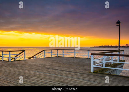 Il molo di legno in Jastarnia villaggio sulla Penisola di Hel al tramonto del tempo. La Polonia. Foto Stock