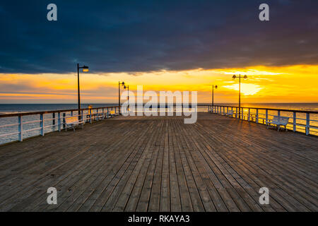 Il molo di legno in Jastarnia villaggio sulla Penisola di Hel al tramonto del tempo. La Polonia. Foto Stock