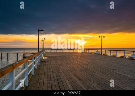 Il molo di legno in Jastarnia villaggio sulla Penisola di Hel al tramonto del tempo. La Polonia. Foto Stock