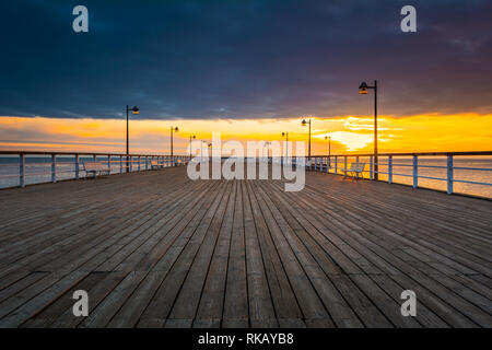 Il molo di legno in Jastarnia villaggio sulla Penisola di Hel al tramonto del tempo. La Polonia. Foto Stock