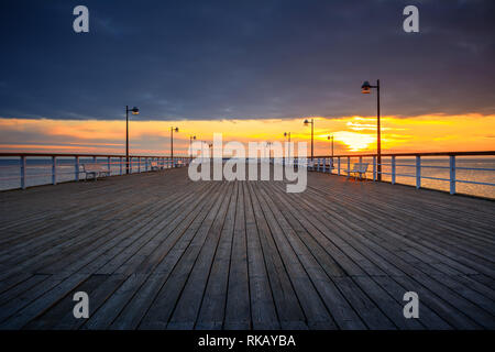 Il molo di legno in Jastarnia villaggio sulla Penisola di Hel al tramonto del tempo. La Polonia. Foto Stock