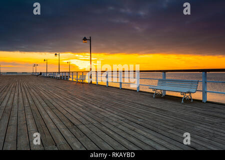 Il molo di legno in Jastarnia villaggio sulla Penisola di Hel al tramonto del tempo. La Polonia. Foto Stock