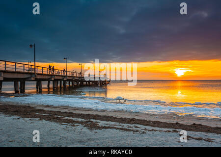 Il molo di legno in Jastarnia villaggio sulla Penisola di Hel al tramonto del tempo. La Polonia. Foto Stock