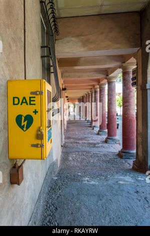 Meldola, Italia, close up di un defibrillatore semiautomatico esterno (in italiano abbreviazione è DAE) posto sulla strada pubblica Foto Stock