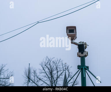 Moderna fotocamera di sorveglianza in esecuzione su energia solare, violazione della privacy, nuova attrezzatura di sicurezza Foto Stock