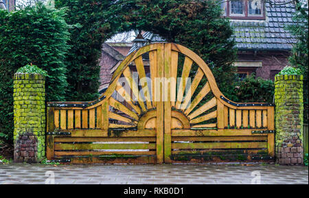 Bellissimo giardino in legno porta con un modello di sun, architettura moderna Foto Stock