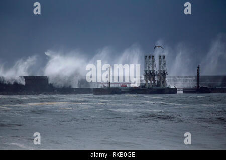 Porto di Leixoes terminale petrolifero sotto la forte tempesta. Foto Stock