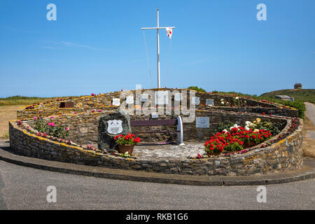 Il French War Memorial ad Alderney, isole del canale, veniva curato ogni giorno da volontari locali. Foto Stock