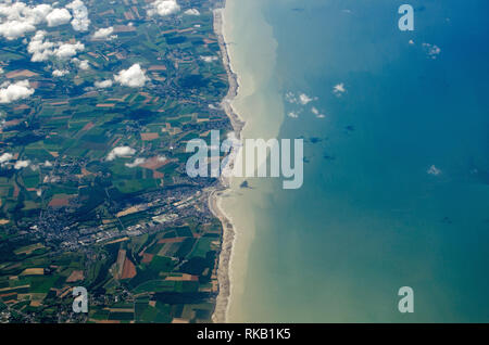 Vista aerea della costa della Normandia con la città di Le Treport in Seine Maritime verso il centro dell'immagine. Foto Stock