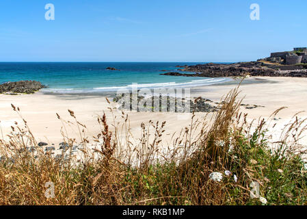 Corblets Bay e parte di Fort Corblets su Aldernay mostra idilliache spiagge di sabbia bianca e mare aquamarine. Foto Stock