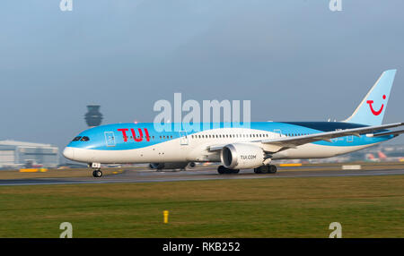 TUI Airways, Boeing Dreamliner 787-9, G-TUIK, laminazione per prendere il via all'Aeroporto di Manchester Foto Stock