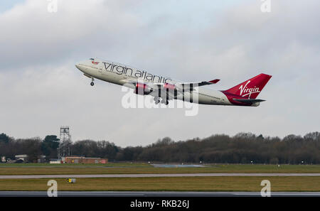 Virgin Alantic Boeing 747-400, G-VBIG, named Tinker Belle, decolla all'Aeroporto di Manchester Foto Stock