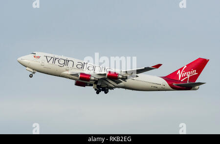 Virgin Alantic Boeing 747-400, G-VROM, denominato Barbarella, decolla all'Aeroporto di Manchester Foto Stock