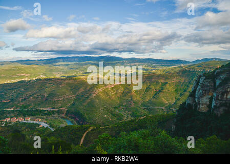 Viste dalla montagna di Montserrat, vicino a Barcellona, in Catalogna, Spagna Foto Stock