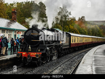 Thompson B1 lasciando Grosmont sulla North Yorkshire Ferrovie a Vapore Foto Stock