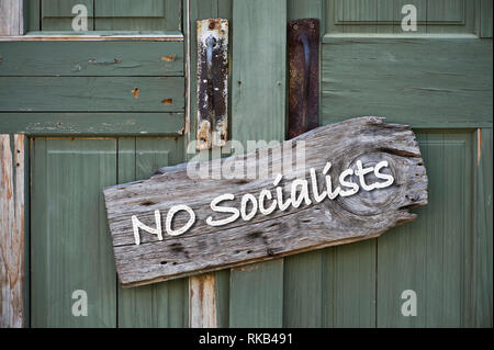 I socialisti non ammessi all'interno del segno sulla vecchia porta verde. Foto Stock