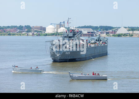 Evansville, Indiana, Stati Uniti d'America - 25 Giugno 2016: Shriners Fest Air Show, USS LST-325 guerra mondiale due serbatoi di nave di atterraggio eseguendo manuvers nel fiume Ohio du Foto Stock