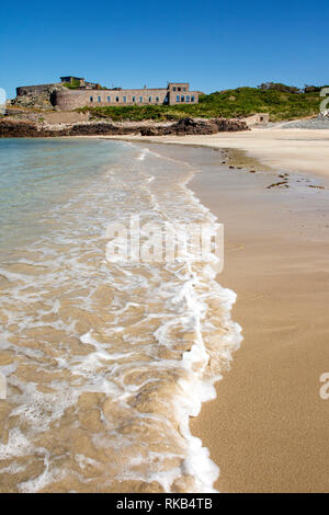 Corbelts Bay su Alderney è molto popolare per il kayak e nuoto e ha caldo mare poco profondo e soffici sabbie bianche. Foto Stock