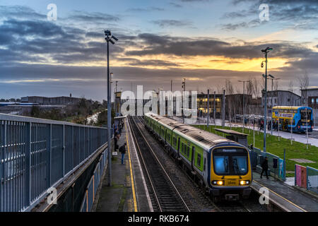 Dublino, Irlanda - Gennaio 2019 a Dublino il nuovo hub di trasporto per tram, treni e autobus di Broombridge, illustra la mattina le ore di punta, persone travelin Foto Stock