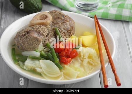 In stile Hawaiiano di stinco di manzo minestra di cavolo, patata, cipolla, asparagi, fagioli e pomodoro Foto Stock