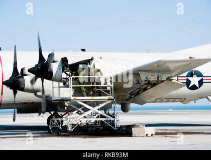 190206-N-KT659-1014 U.S. 5TH FLOTTA AREA DI OPERAZIONI (feb. 6, 2019) velisti assegnati per il "grigio" dei Cavalieri di Patrol Squadron (VP) 46 controllare il motore di una P-3C Orion anti-guerra sottomarina di pattugliamento aereo durante un controllo di manutenzione. VP-46 attualmente distribuito negli Stati Uniti Quinta Flotta e U.S. Flotta di 7 aree di attività a sostegno di funzionamento inerenti a risolvere. Mentre in questa regione, VP-46 è il supporto di operazioni navali per garantire stabilità marittimo e la sicurezza nella regione centrale di collegamento del Mediterraneo e del Pacifico attraverso l'Oceano Indiano occidentale e tre strategici punti di strozzatura Foto Stock