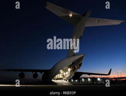 Una C-17 Globemaster III dal 105Airlift Wing in Stewart, New York supportato il 104th Fighter Wing Febbraio 8, 2019, presso Barnes Air National Guard Base, Massachusetts. Il velivolo ha portato 104 FW aviatori che erano su un dazio provvisorio assegnazione a Patrick Air Force Base in Florida torna a Barnes. (U.S. Air National Guard foto da Airman Sara Kolinski) Foto Stock