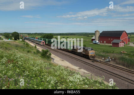 Un Union Pacific contenitore treno incontra una Metra treno pendolare al di fuori di Elburn, Illinois. Foto Stock