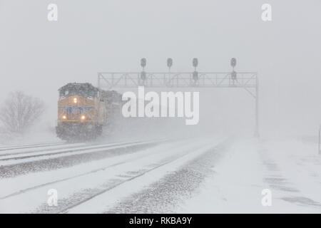 Union Pacific treno merci spostando verso ovest attraverso Julesburg Colorado in una pesante tempesta di neve Foto Stock