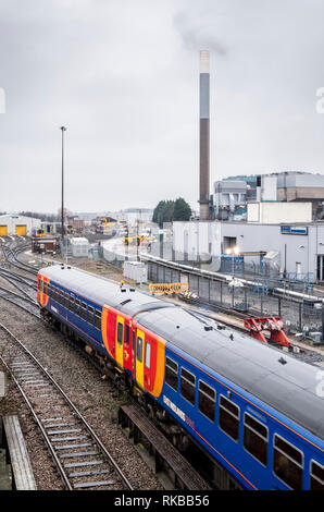 Treno passa passando da una zona industriale, Nottingham, Inghilterra, Regno Unito Foto Stock