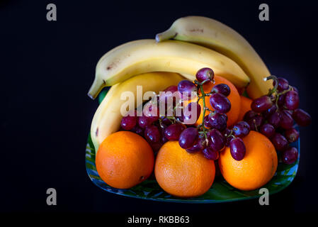 Organico fresco di bacche e frutti disposti sul tavolo Foto Stock